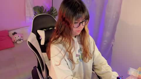 Snapshot of honey_m0on chatting on 28, 4, 2026 Milenka online show from 28, 4, 2026