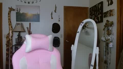 Snapshot of honeybeexo333 chatting on 2, 12, 2024 Honey Bee online show from 2, 12, 2024