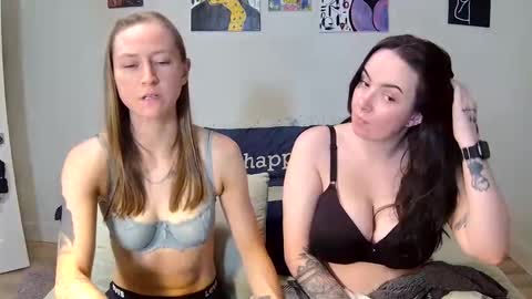 Snapshot of honeybeexx69 chatting on 3, 6, 2026 HoneyBeeXx69 online show from 3, 6, 2026