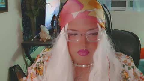 Snapshot of honeylavender777 chatting on 14, 12, 2025 honeylavender777 online show from 14, 12, 2025