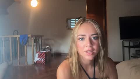 Snapshot of honeyyy95 chatting on 17, 7, 2026 Honey online show from 17, 7, 2026
