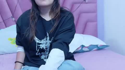 Snapshot of hornybarelylegalgirl chatting on 25, 3, 2026 Khloe online show from 25, 3, 2026