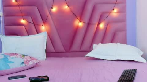 Snapshot of hornybarelylegalgirl chatting on 11, 4, 2026 Khloe online show from 11, 4, 2026