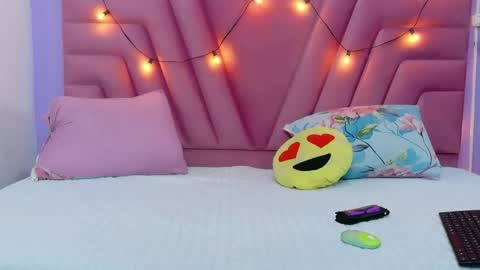 Snapshot of hornybarelylegalgirl chatting on 14, 5, 2026 Khloe online show from 14, 5, 2026
