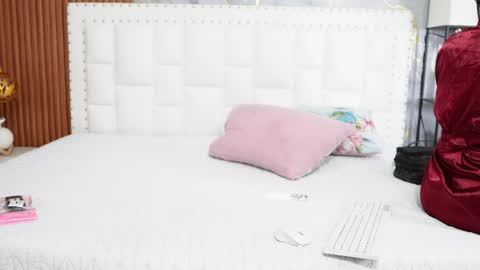 Snapshot of hornybarelylegalgirl chatting on 19, 5, 2026 Khloe online show from 19, 5, 2026