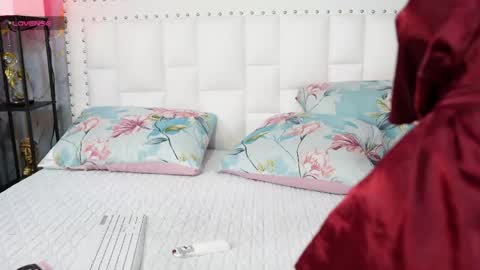 Snapshot of hornybarelylegalgirl chatting on 31, 5, 2026 Khloe online show from 31, 5, 2026