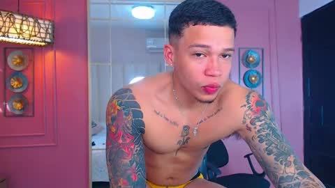 Snapshot of hotcrew_ chatting on 18, 4, 2026 Hussain aaron and Ekko online show from 18, 4, 2026