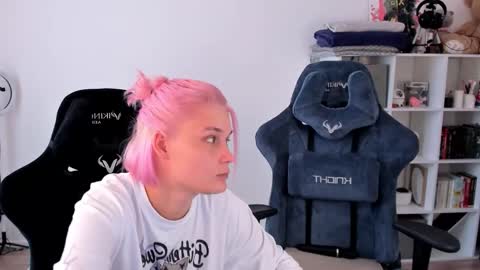 Nessie and Jessie online show from 22, 9, 2025