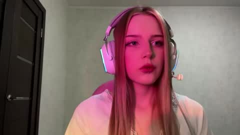 Snapshot of hrxxccvex chatting on 4, 6, 2026 Hikki online show from 4, 6, 2026