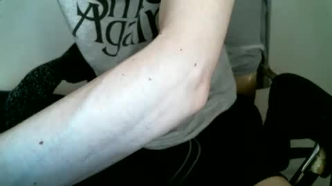 Snapshot of hug_me chatting on 31, 5, 2026 Keanu online show from 31, 5, 2026