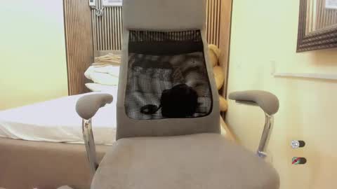 Snapshot of hugecockgoddessxxx chatting on 27, 12, 2024 Queen karen grey online show from 27, 12, 2024