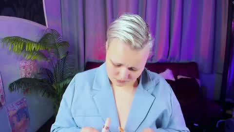 Hwasa online show from 15, 4, 2026