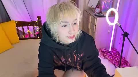 Snapshot of igotuscookies chatting on 18, 2, 2026 Emmy help me reach 100 thumbs up online show from 18, 2, 2026