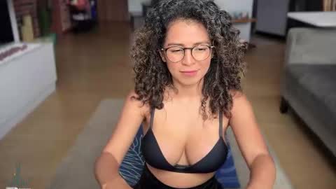 Snapshot of illaroom chatting on 28, 1, 2025 Kloe online show from 28, 1, 2025