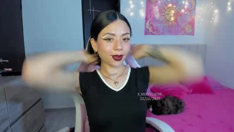 Snapshot of im_moonshine1 chatting on 23, 10, 2025 s online show from 23, 10, 2025