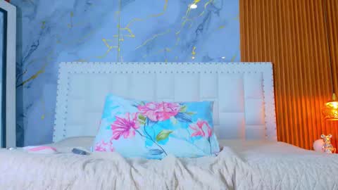 LITTLE AINHOA  online show from 4, 10, 2025