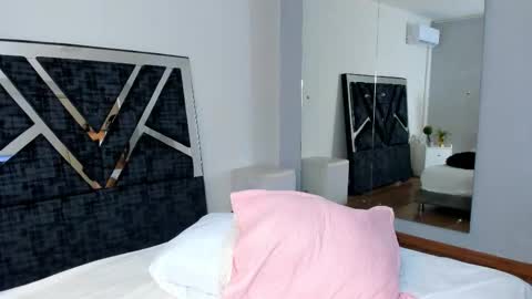 Snapshot of isa_jonness_ chatting on 1, 10, 2025 oIssaJonneso online show from 1, 10, 2025