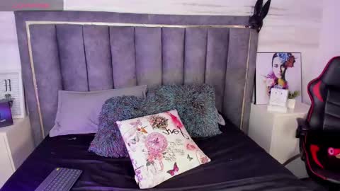 isabella Fox online show from 2, 2, 2025