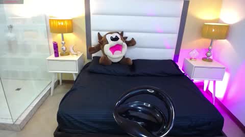 Isa Online 11pm to 5am Colombia time online show from 12, 10, 2025