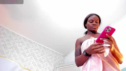 Snapshot of isabellabroms21 chatting on 8, 10, 2025    v online show from 8, 10, 2025