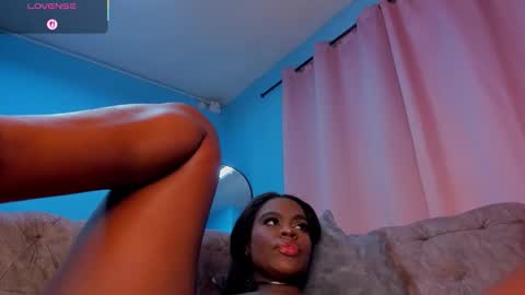 Snapshot of isabellabroms21 chatting on 19, 12, 2025 v online show from 19, 12, 2025