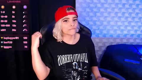 Isabella Mout  online show from 26, 1, 2025