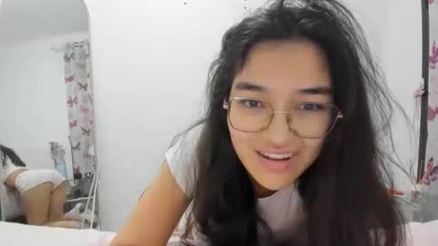 Isa Suarez online show from 9, 3, 2026