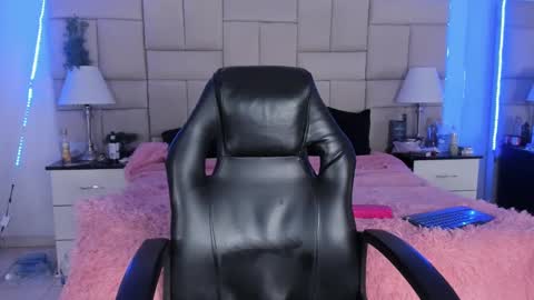 Snapshot of isis_loveyes_ chatting on 8, 1, 2025 Pauli online show from 8, 1, 2025