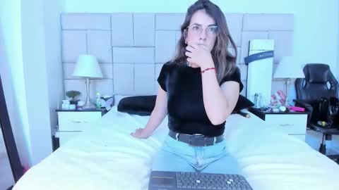 Snapshot of isis_loveyes_ chatting on 31, 10, 2025 Pauli online show from 31, 10, 2025