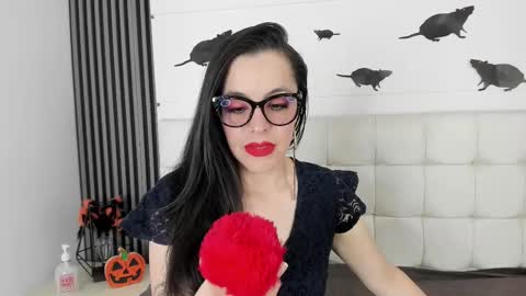 Isis Noir online show from 25, 10, 2025