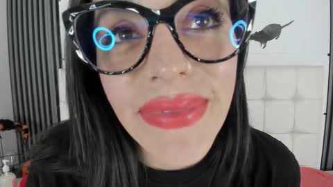 Isis Noir online show from 30, 10, 2025