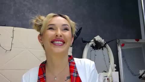 IssaSmyth online show from 19, 11, 2025