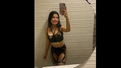 Snapshot of its_lola chatting on 8, 1, 2025   online show from 8, 1, 2025