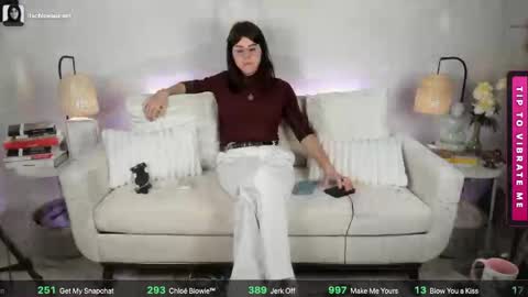 Snapshot of itschloelaurent chatting on 25, 5, 2026 itschloelaurent online show from 25, 5, 2026