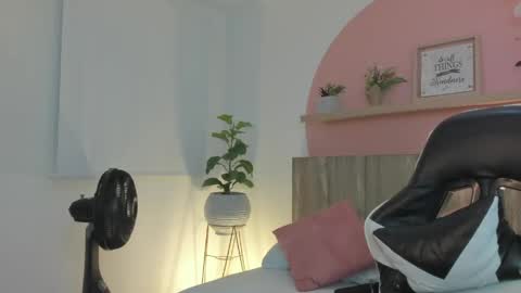 Snapshot of ivette_swan chatting on 1, 5, 2026 I V E T T E online show from 1, 5, 2026
