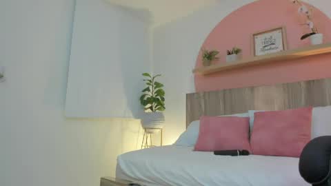 Snapshot of ivette_swan chatting on 19, 5, 2026 I V E T T E online show from 19, 5, 2026