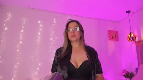 Snapshot of ivonny_04 chatting on 15, 10, 2025 N A T H A L Y online show from 15, 10, 2025