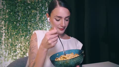 Miss Ivy online show from 16, 1, 2025