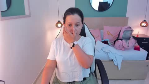 Snapshot of izaro_22 chatting on 6, 12, 2024 Iza online show from 6, 12, 2024