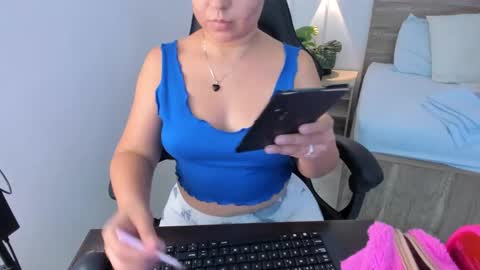 Snapshot of izaro_22 chatting on 23, 1, 2025 Iza online show from 23, 1, 2025