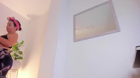 Snapshot of izaro_22 chatting on 19, 2, 2025 Iza online show from 19, 2, 2025