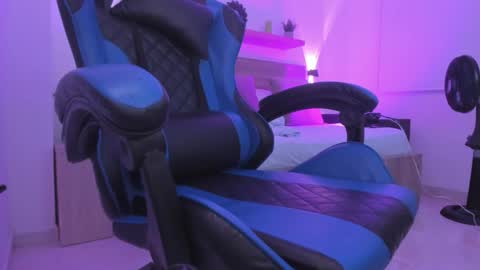 Snapshot of izaro_22 chatting on 14, 11, 2025 Iza online show from 14, 11, 2025