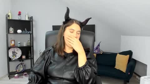 Snapshot of izzymonro chatting on 31, 10, 2025 Izzy online show from 31, 10, 2025