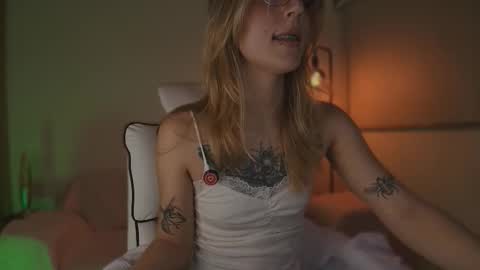 Linda Sofia help me get to 100 thumbs up online show from 15, 9, 2025