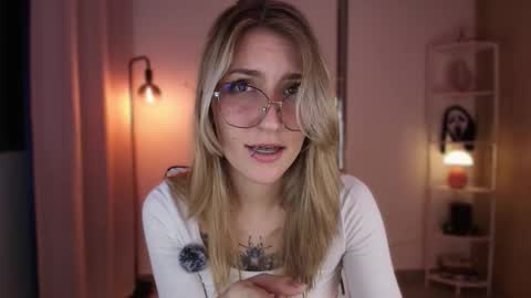 Linda Sofia help me get to 100 thumbs up online show from 30, 11, 2025