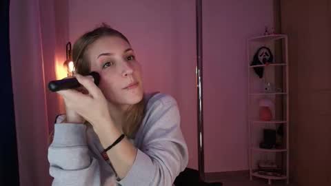 Linda Sofia help me get to 100 thumbs up online show from 17, 12, 2025