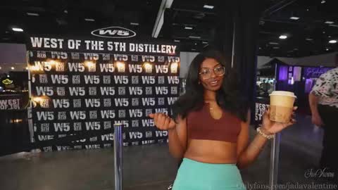 Snapshot of jada_valentine chatting on 8, 11, 2025 Jada online show from 8, 11, 2025