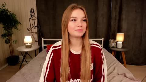 Day Alice Night Stella online show from 29, 12, 2024