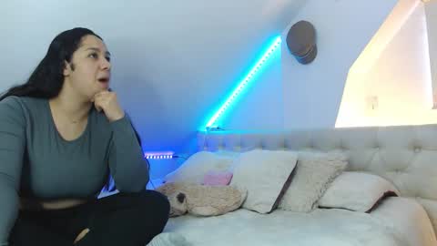 Jazmin and Scarlett online show from 18, 10, 2025