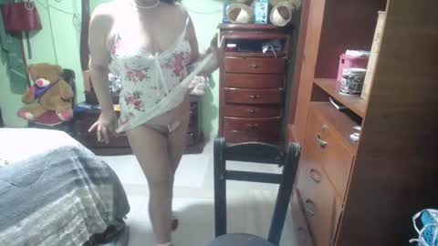 Snapshot of jazmin_rios chatting on 3, 10, 2025 jazmim online show from 3, 10, 2025